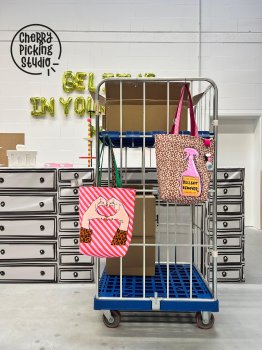 Preview: Cherry Picking Bag, Stoffpanel Canvas Bullshit Remover und Herzhände